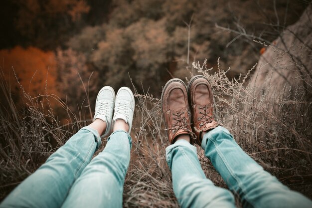 Paar Reizigersrust die op Cliff Edge Outdoors zitten