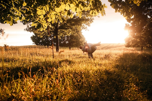 Paar rennen naar de zonsondergang