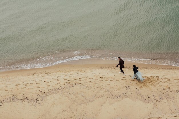 paar rennen op het strand