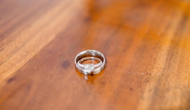 paar ringen op een houten tafel