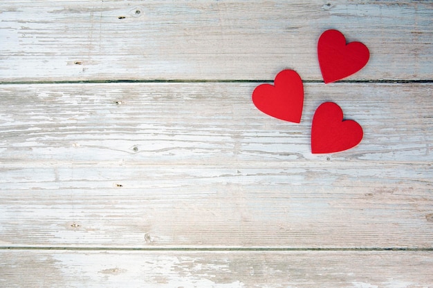 Paar rode harten op vintage houten tafelblad weergave Sint Valentijnsdag Valentijnsdag
