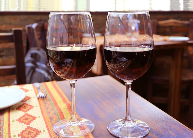 Paar rode wijn op de houten tafel