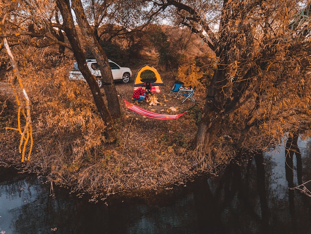 Foto paar rusten in de buurt van camping aan het meer herfst herfstseizoen