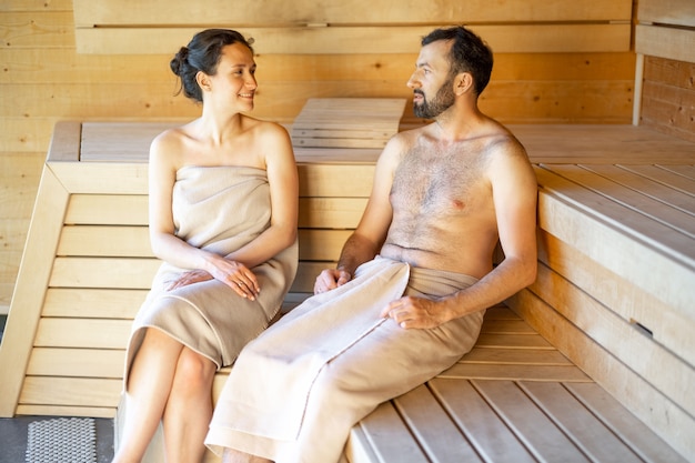 Paar rusten in een sauna