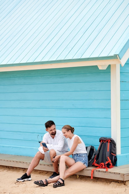 Paar rustend in Small Beach House