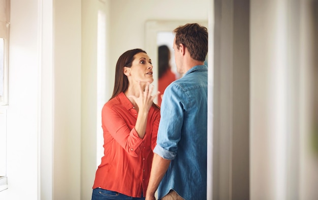 Paar ruzie en overstuur met ruzie thuis met relatieproblemen of conflict met crisis Stress angst en gefrustreerd met giftige problemen en slechte communicatie met echtscheiding in Zweden