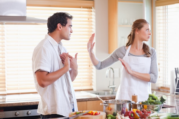 Paar ruzie in de keuken