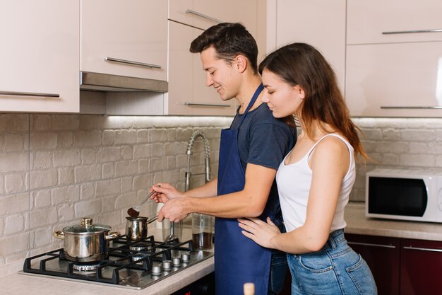 Paar samen het koken in de keuken