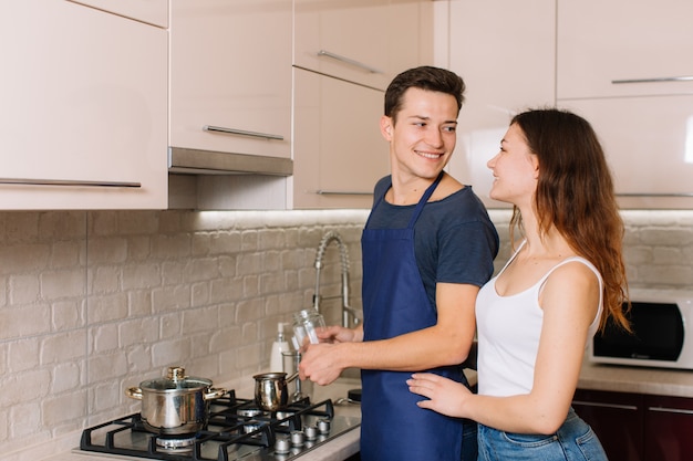 Paar samen het koken in de keuken