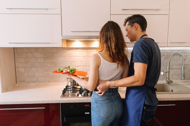 Paar samen het koken in de keuken