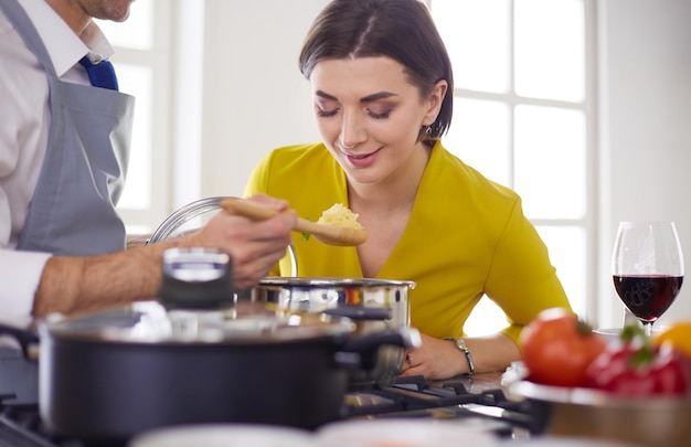 Paar samen het koken in de keuken