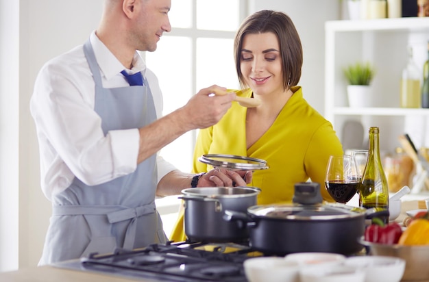 Paar samen het koken in de keuken