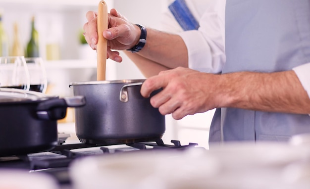 Paar samen het koken in de keuken