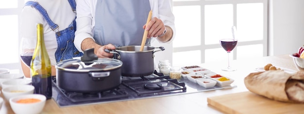 Paar samen het koken in de keuken