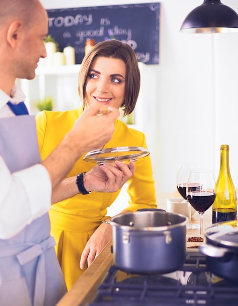 Paar samen het koken in de keuken