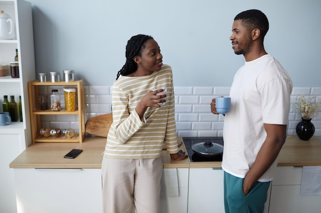 Paar samen koffie drinken in de keuken