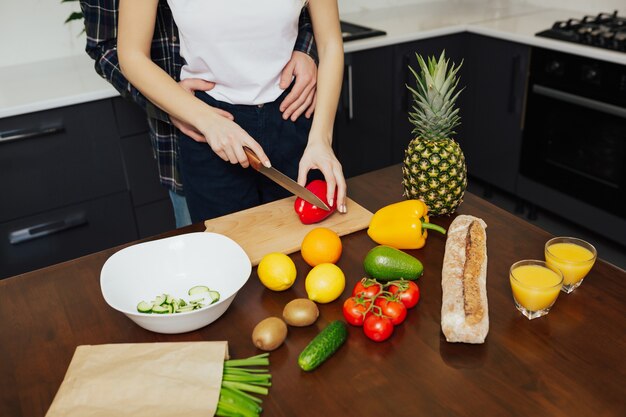 Paar samen koken in de keuken thuis