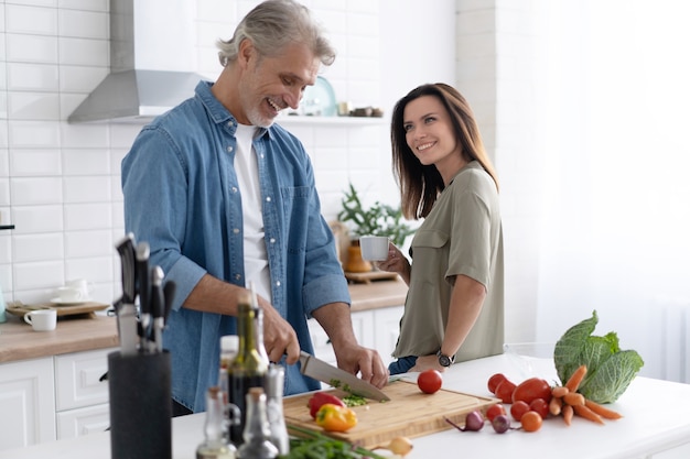 Paar samen koken in hun keuken thuis.