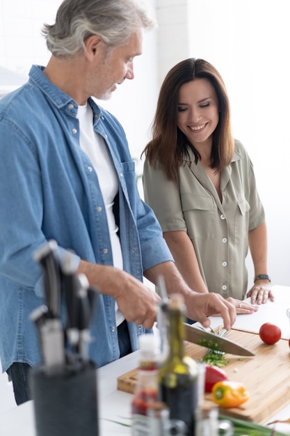 Paar samen koken in hun keuken thuis.