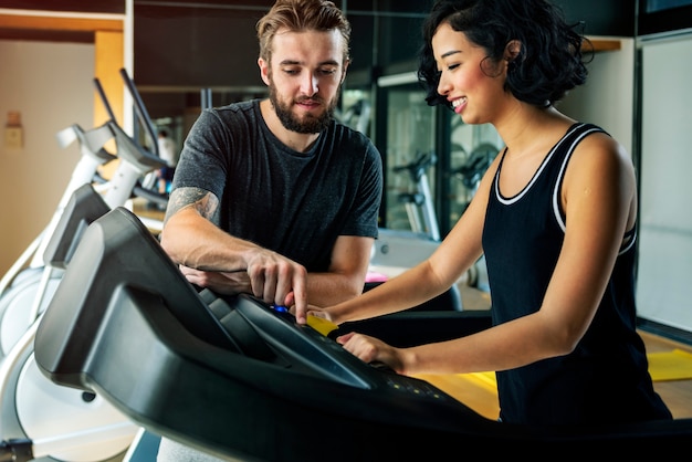 Paar samen trainen in de sportschool