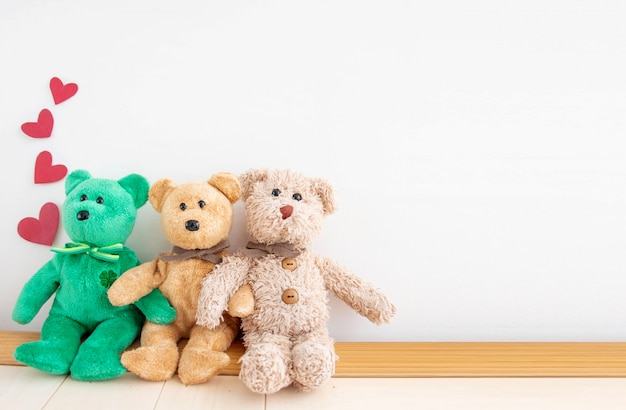 Paar schattige teddybeer met rood hart ballonnen