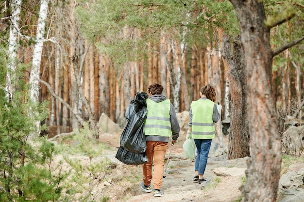 Paar Schoonmakend Park Samen