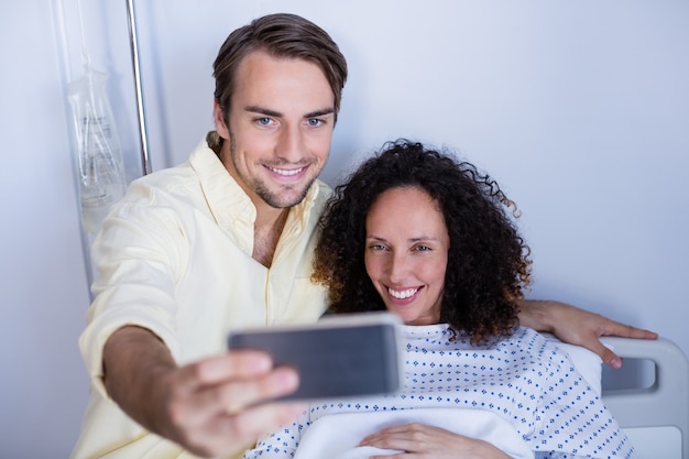 Paar selfie te nemen in de wijk