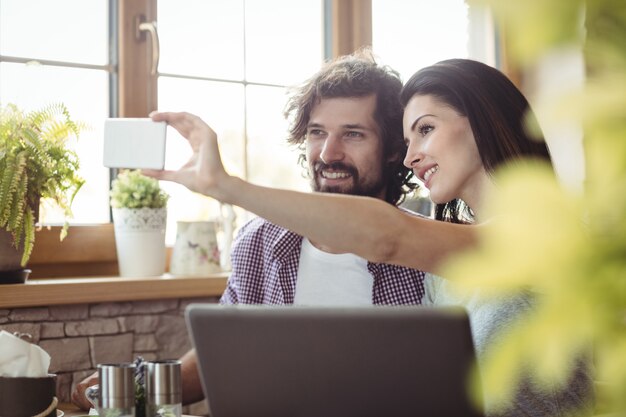 Paar selfie te nemen vanaf de mobiele telefoon