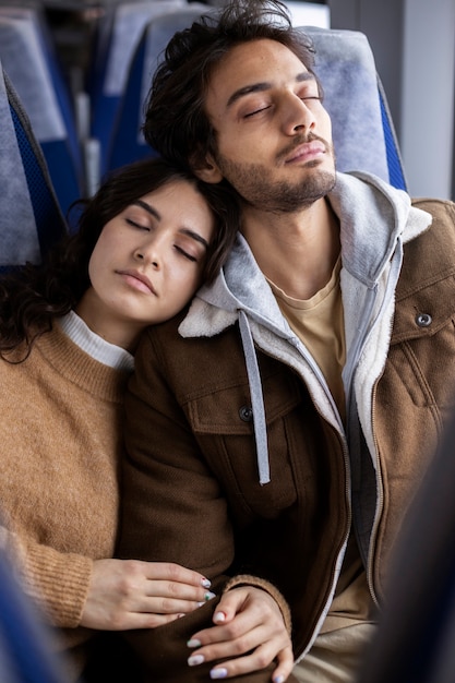 Foto paar slapen tijdens het reizen met de trein