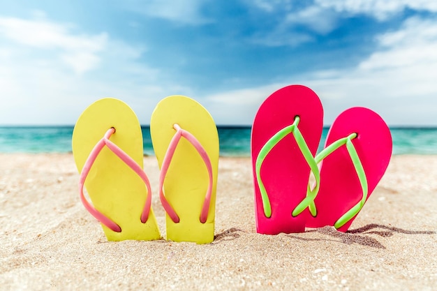 Paar slippers op het strand, vakantieconcept