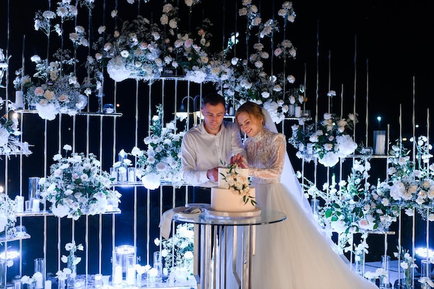 Paar snijden vieren taart op verlovingsceremonie