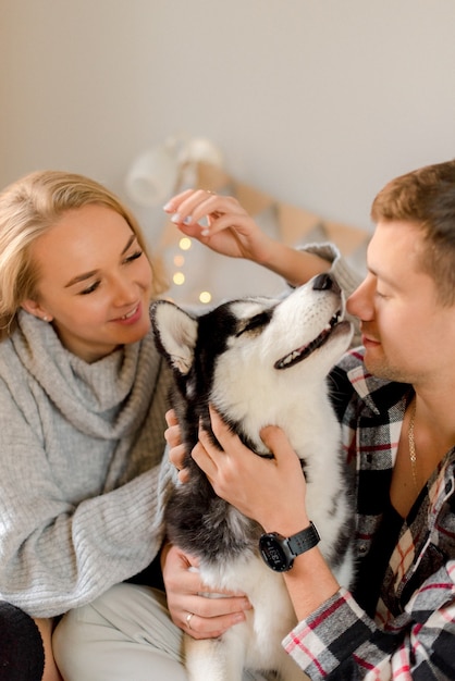 Paar spelen met hond in slaapkamer