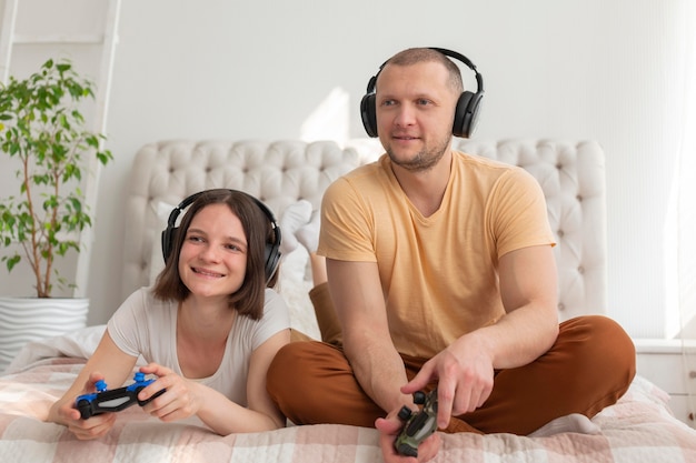 Foto paar spelen van videogames thuis