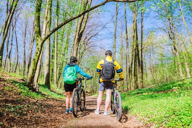 Paar staan in het bos met fietsen sport leven concept