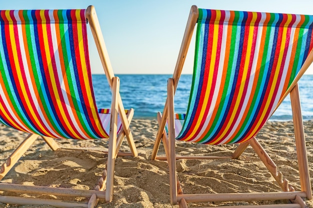 Paar strandstoelen aan de avondzeekust