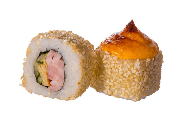 Paar Sushi roll op de witte achtergrond Close-up van heerlijk Japans eten met sushi roll