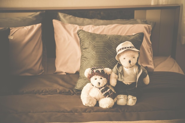 Paar teddybeer op het bed vintage stijlenepiadonkere toon