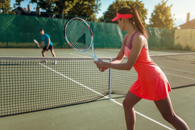 Paar tennissen op buitenbaan