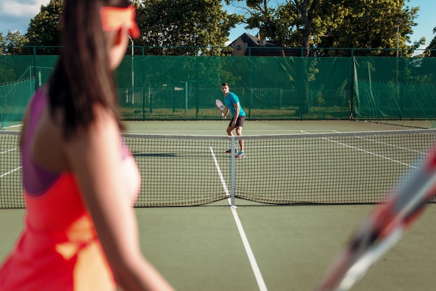 Paar tennissen op buitenbaan