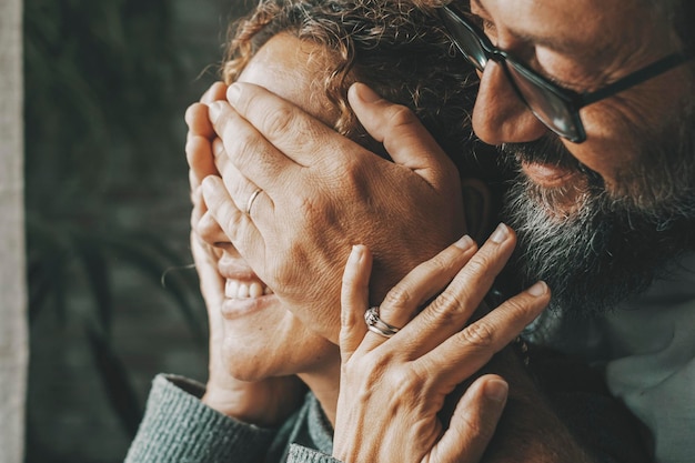 Foto paar thuis in romantische vrijetijdsactiviteit man die ogen bedekt voor vrouw die een verrassing maakt mensen in liefde en relatie binnenshuis gelukkige dame met man die geniet van een nieuwe dag serene getrouwde mensen