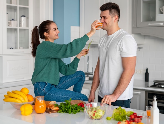 Foto paar thuis koken