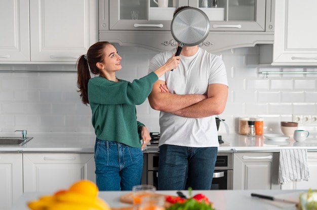 Paar thuis koken