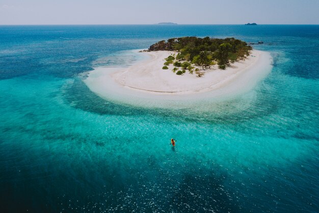 Paar tijd doorbrengen op een mooi afgelegen tropisch eiland in de Filippijnen. Concept over vakantie en levensstijl. kajakken en activiteiten doen