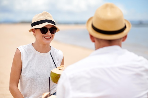 Paar tijd doorbrengen op het strand