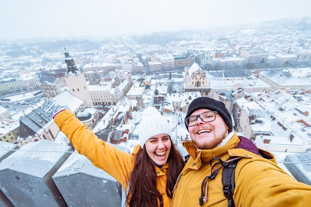 Paar toeristen nemen selfie met uitzicht op de prachtige stad in de winter op achtergrond