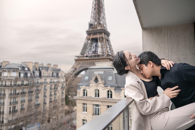 Paar toeristen voor de Eiffeltoren Parijs