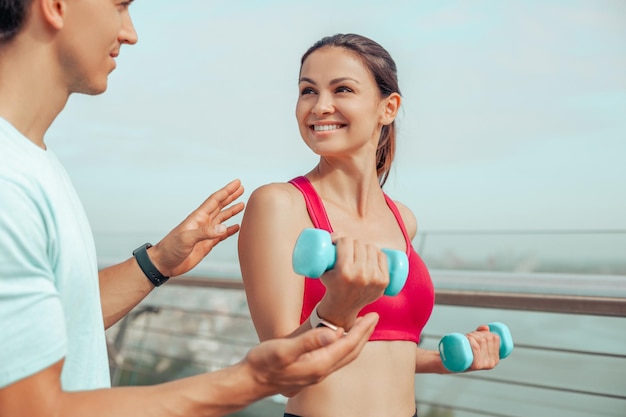 Paar trainen samen met halters in de stad in de ochtend