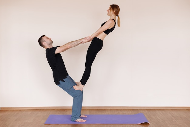 Paar traint samen in yoga