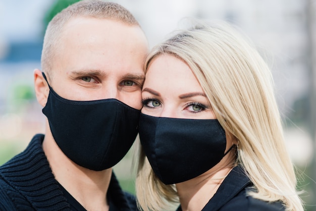Foto paar trendy modieuze beschermende maskers dragen