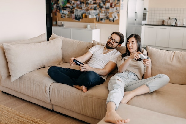 Paar van man en vrouw die een videogame spelen